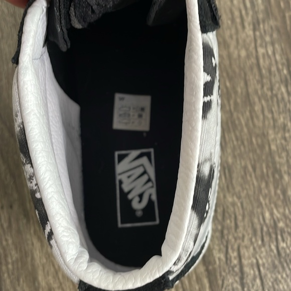 Old Skool Sueded Velcro Vans with Skulls and Crossbones Pattern - Size 5 - Picture 6 of 13